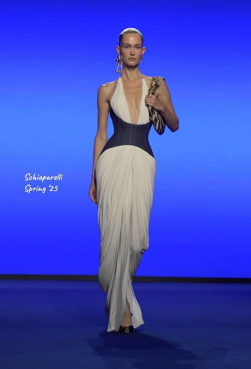 Сегодня просто смотрим на красоту. Schiaparelli spring25 женственно, плавно, не…